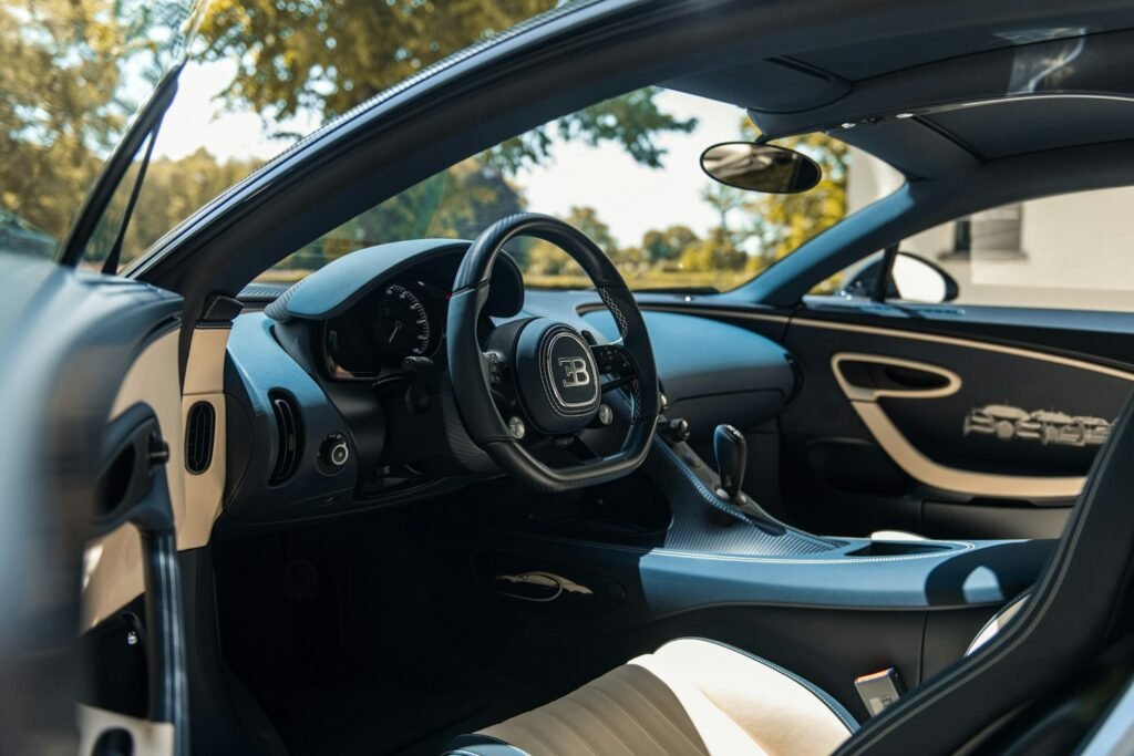 Vista general del habitáculo del Bugatti Chiron L’Ébé con acabados en cuero Silk y Lake Blue y detalles en fibra de carbono azul | EUROPA COCHE Y VALLTRO
